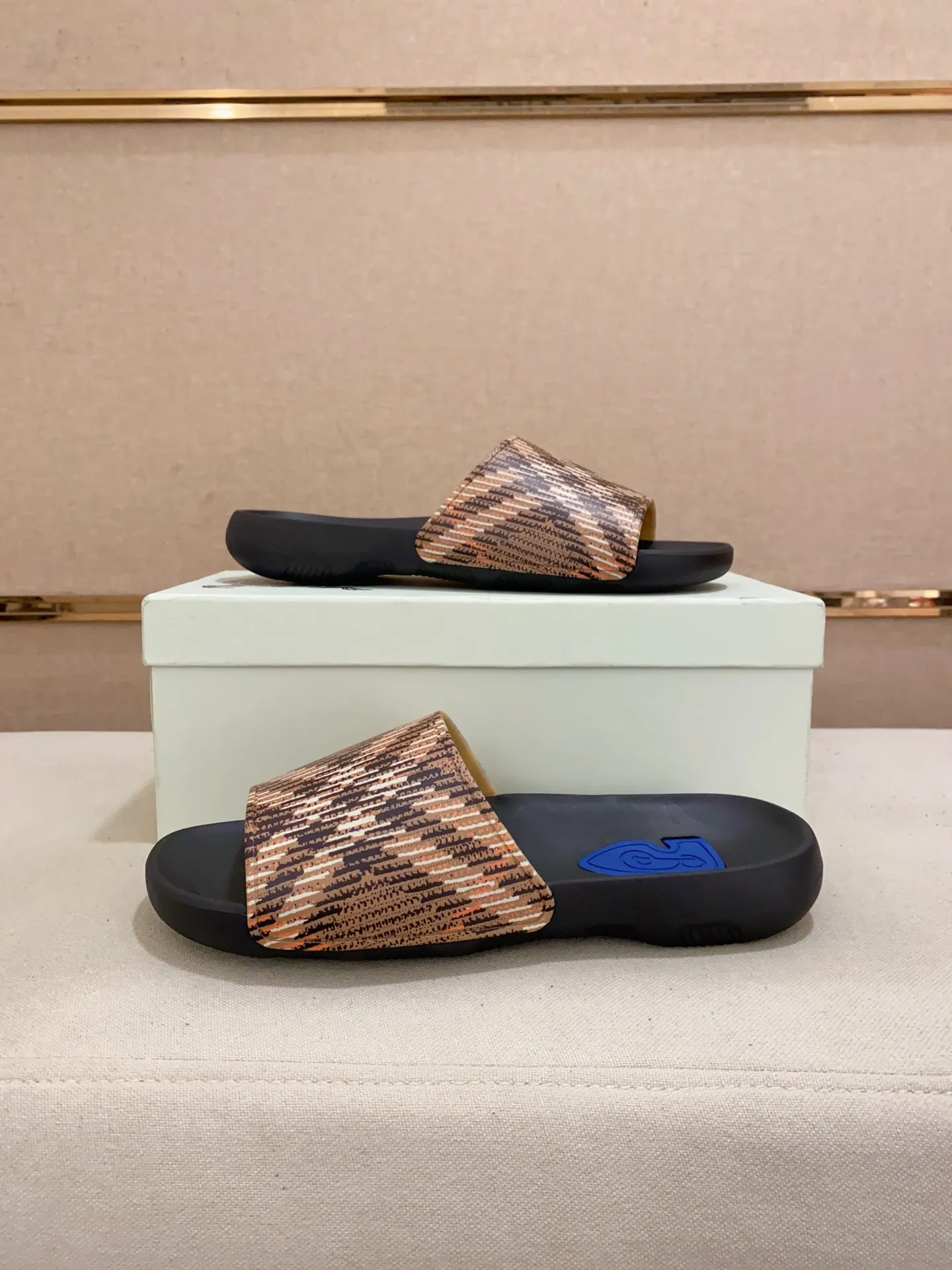 Men's shoes 💰: 320💰 [Burberry slippers] High-end men's shoes brand official website 1:1 latest masterpiece: original mold customization, the fabric is made of imported original rubber material, upgraded outsole, lighter and non-slip. The market's top quality, simple yet tasteful, a must-have for fashionistas, fashionable at your feet, full of confidence, the same style at the counter 👍The season of summer slippers is here. Code: 39-46
